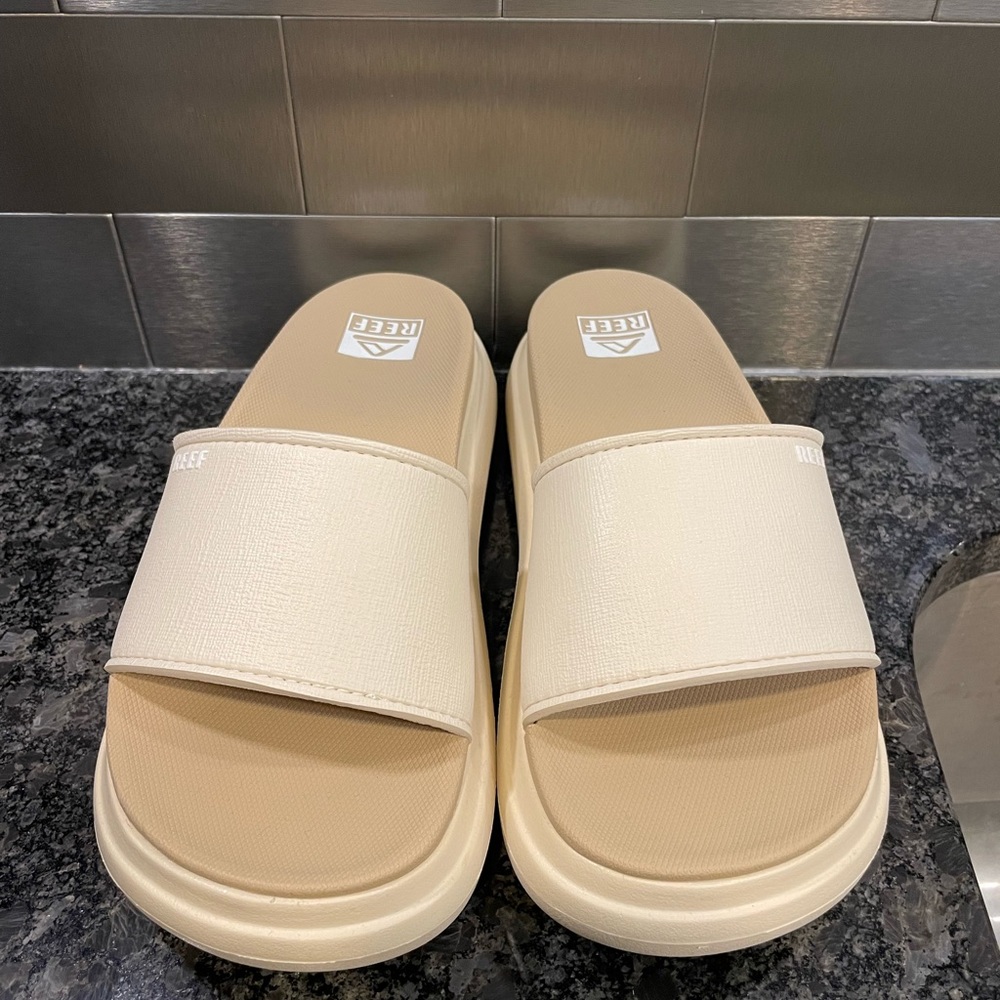 8- NWOT Womens Reef Bondi Bay slides neutral color